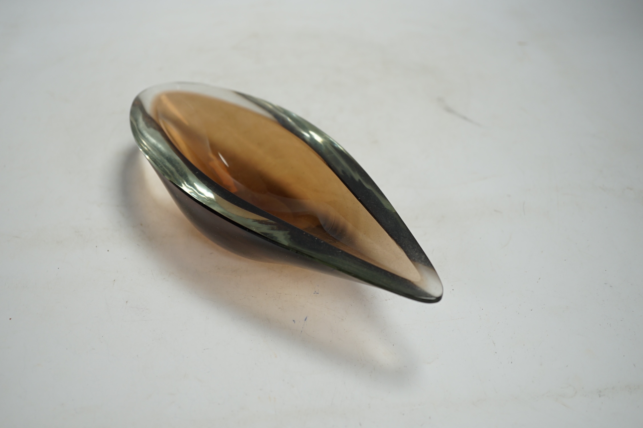 Kaj Franck for Nuutajarvi Notsjo, an art glass 'willow leaf' bowl, 26.5cm long. Condition - good